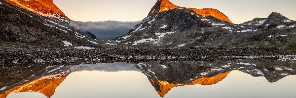 Hjelledalstind, Góry Jotunheimen, Norwegia, Jezioro Gjende, Szczyty, Falketind, Park Narodowy Jotunheimen, Rozświetlone