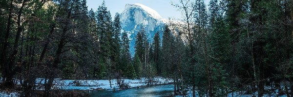 Drzewa, Śnieg, Rzeka, Szczyt Half Dome, Góry, Stany Zjednoczone, Kalifornia, Merced River, Park Narodowy Yosemite