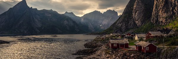 Wioska Hamnoy, Góry, Domy, Norwegia, Lofoty, Morze Norweskie