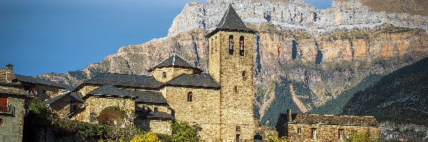 Wioska, Wieża, Church of Torla, Pireneje, Torla, Prowincja Huesca, Średniowieczna, Alpy Zachodnie, Góry, Hiszpania, Drzewa, Kościół