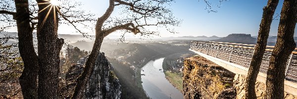 Basteiaussicht, Punkt widokowy, Drzewa, Skały, Rzeka Łaba, Niemcy, Lochmen, Promienie słońca, Park Narodowy Saskiej Szwajcarii