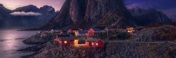 Wyspa Moskenesoya, Domy, Morze Norweskie, Góry, Noc, Norwegia, Lofoty, Oświetlone, Wieś Hamnoy