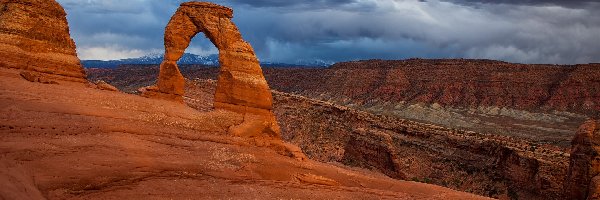 Stany Zjednoczone, Skały, Łuk Delicate Arch, Kanion, Chmury, Utah, Park Narodowy Arches