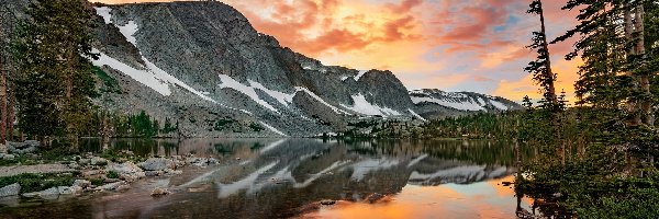Kamienie, Jezioro, Stany Zjednoczone, Wyoming, Lake Marie, Drzewa, Chmury, Góry