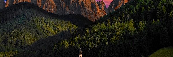 Santa Maddalena, Włochy, Dolina Val di Funes, Góry, Chmury, Dolomity, Wieś, Trawa, Kościół św Jana, Południowy Tyrol, Drzewa