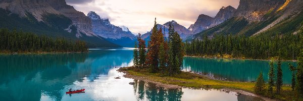 Lasy, Park Narodowy Jasper, Chmury, Maligne Lake, Kanada, Kajak, Drzewa, Alberta, Góry, Jezioro, Odbicie