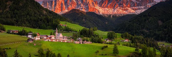 Dolomity, Włochy, Masyw Odle, Val di Funes, Domy, Wieś, Góry, Drzewa, Santa Maddalena, Dolina, Lasy