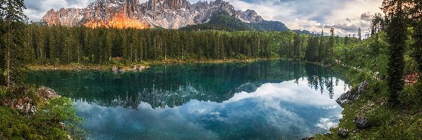 Drzewa, Jezioro, Chmury, Góry, Włochy, Alpy, Las, Południowy Tyrol, Dolomity, Lago di Carezza, Odbicie