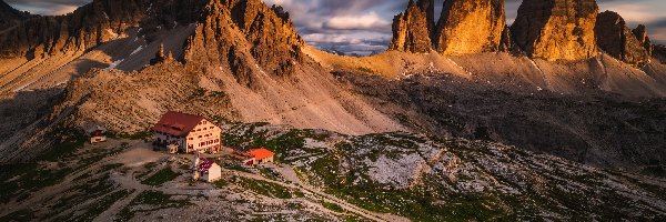 Domy, Góry, Szczyty Tre Cime di Lavaredo, Schronisko, Dolomity, Chmury, Zmierzch, Włochy