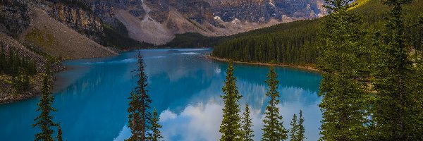 Góry, Park Narodowy Banff, Jezioro Moraine, Prowincja Alberta, Kanada, Chmury, Drzewa