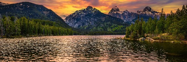 Taggart Lake, Jezioro, Stany Zjednoczone, Wyoming, Park Narodowy Grand Teton, Zachód słońca, Drzewa, Góry, Las