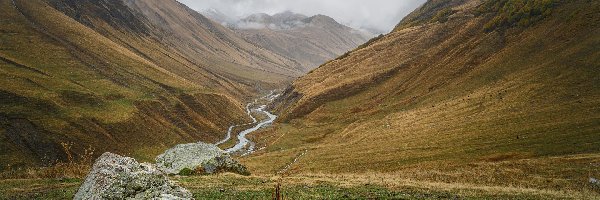 Wąwóz, Mgła, Enguri Valley, Ushguli, Gruzja, Trawa, Głazy, Góry, Rzeka