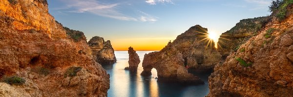 Promienie słońca, Cypel, Ponta da Piedade, Region Algarve, Portugalia, Skały, Morze