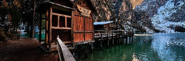 Pragser Wildsee, Jezioro, Góry, Południowy Tyrol, Włochy, Pomost, Domy, Dolomity, Lago di Braies