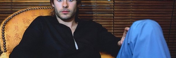 niebieskie spodnie, czarna koszula, Jared Leto
