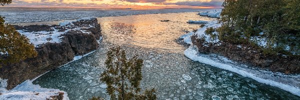 Jezioro, Michigan, Wschód słońca, Zima, Drzewa, Superior Lake, Śnieg, Stany Zjednoczone