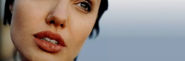 niebieskie oczy, Angelina Jolie