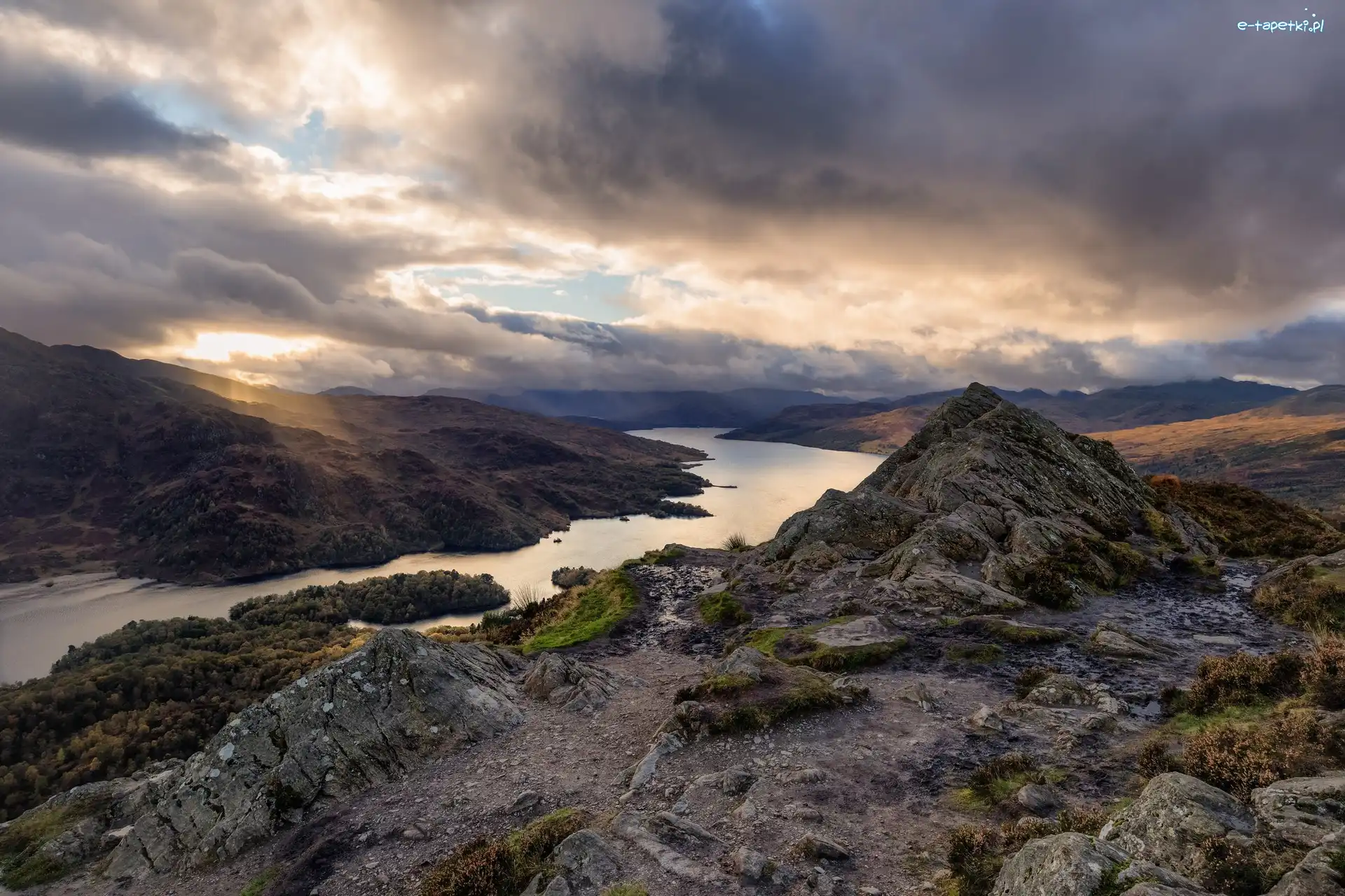 Jezioro Loch Lomond, Szkocja, Park Narodowy Loch Lomond and the Trossach, Zachód słońca, Skały