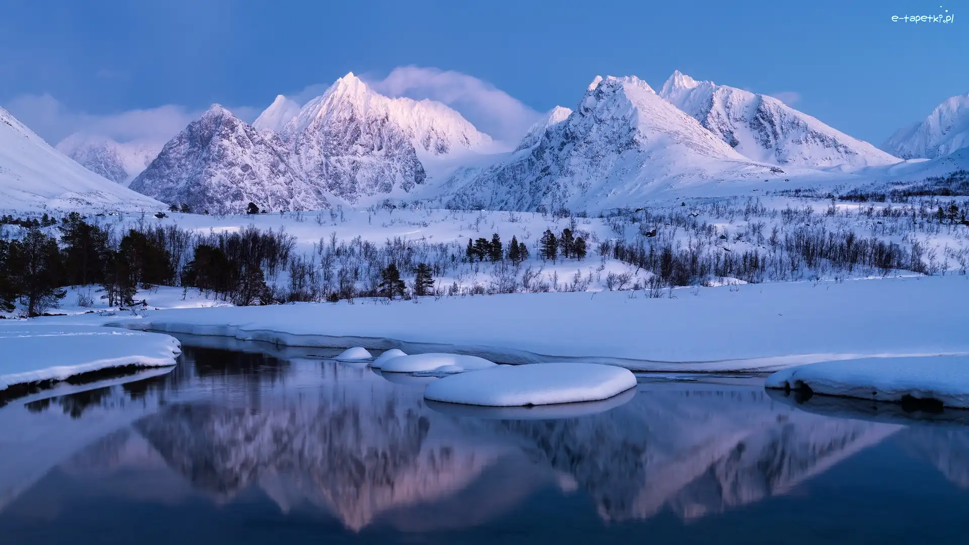 Góry Śnieżne, Szczyty, Rzeka Stortindelva, Norwegia, Ośnieżone, Odbicie, Drzewa