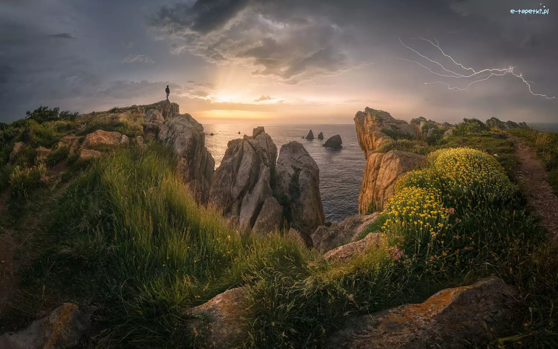 Zachód słońca, Hiszpania, Chmury, Morze, Człowiek, Wybrzeże, Skały, Piorun, Costa Quebrada, Kantabria, Błyskawica
