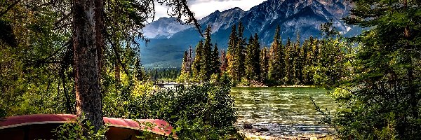 Łódź, Park Narodowy Jasper, Jezioro Pyramid Lake, Prowincja Alberta, Kanada, Drzewa, Góry