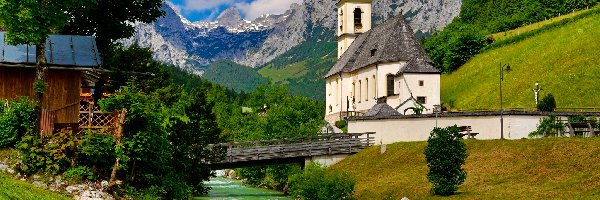 Most, Bawaria, Drzewa, Rzeka Ramsauer Ache, Ramsau bei Berchtesgaden, Góry Alpy, Kościół św. Sebastiana, Niemcy, Park Narodowy Berchtesgaden, Kamienie