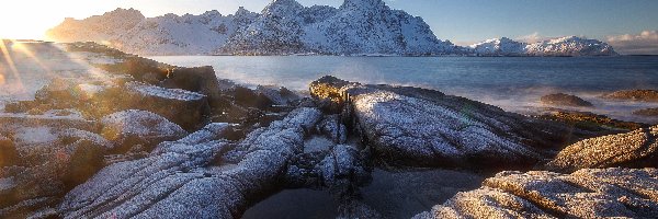 Vareid, Gmina Flakstad, Lofoty, Skały, Wyspa Flakstadøya, Promienie słońca, Norwegia, Morze Norweskie, Śnieg, Góry