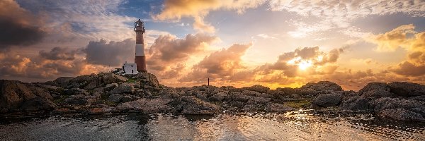 Chmury, Latarnia morska Eigerøy Lighthouse, Skały, Wschód słońca, Wyspa Midbrødøya, Norwegia