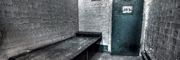 Cela, Drzwi, Łóżko, Zaniedbana