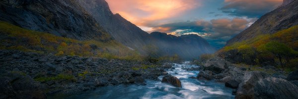 Drzewa, Kamienie, Rzeka Rauma, Dolina Romsdalen, Góry, Zachód słońca, Mgła, Norwegia, Chmury