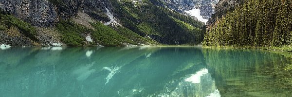 Kanada, Jezioro Lake Louise, Las, Park Narodowy Banff, Góry Canadian Rockies, Prowincja Alberta, Chmury