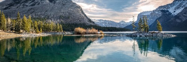 Jezioro, jezioro Lake Minnewanka, Góry, Świerki, Park Narodowy Banff, Kanada