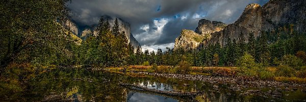Chmury, Ciemne, Park Narodowy Yosemite, Stan Kalifornia, Stany Zjednoczone, Rzeka Merced, Drzewa, Góry, Las