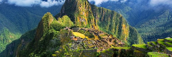 Ruiny, Szczyt Huayna Picchu, Miasto Machu Picchu, Andy Peruwiańskie, Peru, Roślinność, Chmury