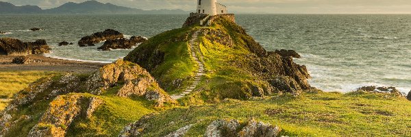 Latarnia morska Llanddwyn Lighthouse, Walia, Wyspa Anglesey, Skały, Morze