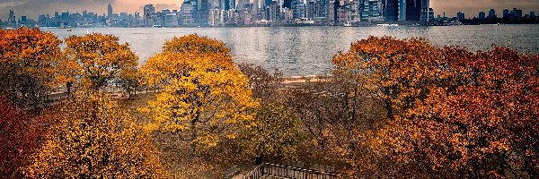 Rzeka Hudson, Stan New Jersey, Drzewa, Jesień, Wyspa Ellis Island, Stan Nowy Jork, Dolny Manhattan, Stany Zjednoczone