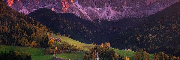 Masyw Odle, Dolomity, Drzewa, Góry, Wieś Santa Maddalena, Domy, Kościół, Włochy, Dolina Val di Funes, Lasy