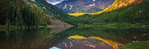 Las, Jezioro Maroon Lake, Góry Skaliste, Stan Kolorado, Stany Zjednoczone, Odbicie, Roślinność, Szczyty Maroon Bells, Kamienie