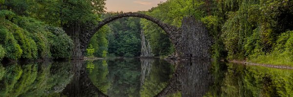 Kamienny, Saksonia, Odbicie, Drzewa, Park Rododendronów Kromlau, Most łukowy, Jezioro Rakotz, Niemcy