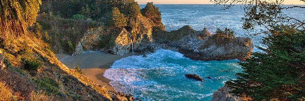 Zatoczka McWay Cove, Okręg Monterey, Kalifornia, Wybrzeże, Skały, Drzewa, Park stanowy Julii Pfeiffer Burns, Zatoka, Morze, Roślinność, Wodospad McWay Falls, Stany Zjednoczone