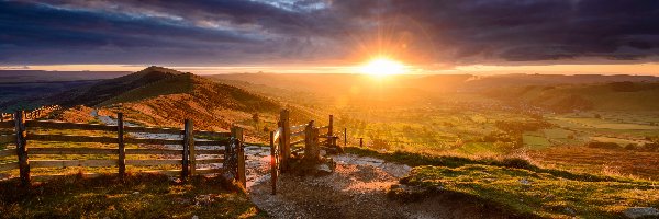 Wschód słońca, Park Narodowy Peak District, Wzgórza, Chmury, Hrabstwo Derbyshire, Anglia