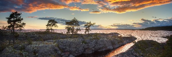 Skały, Obwód leningradzki, Jezioro Ładoga, Karelia, Rosja, Zachód słońca, Chmury