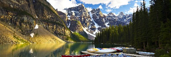 Dolina Dziesięciu Szczytów - Valley of the Ten Peaks, Park Narodowy Banff, Jezioro Moraine, Łódki, Prowincja Alberta, Kanada
