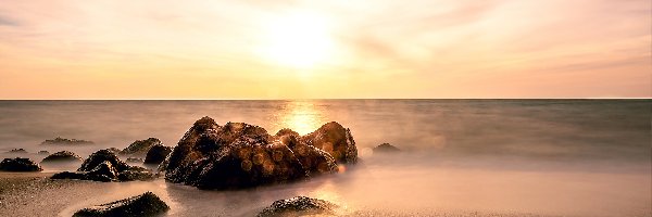 Morze, Wschód słońca, Plaża, Kamienie