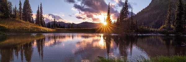 Góry, Stan Waszyngton, Chmury, Promienie słońca, Park Narodowy Mount Rainier, Jezioro Tipsoo, Drzewa, Stany Zjednoczone