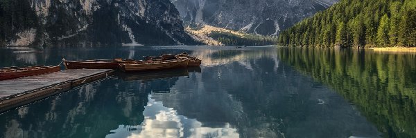 Chmury, Lago di Braies, Włochy, Łódki, Dolomity, Drzewa, Pomost, Jezioro Pragser Wildsee, Góry, Odbicie