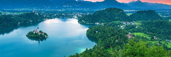 Drzewa, Góry Alpy Julijskie, Jezioro Bled, Wyspa Blejski Otok, Słowenia, Zachód słońca, Kościół
