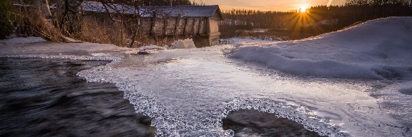 Rzeka Kiimajoki, Prowincja Häme, Promienie słońca, Drzewa, Miasto Tampere, Stary Młyn, Zima, Finlandia