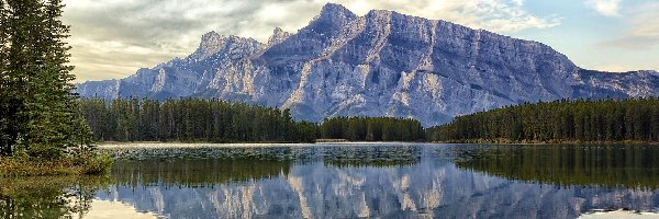 Park Narodowy Banff, Kanada, Jezioro Two Jack Lake, Odbicie, Góry Mount Rundle, Prowincja Alberta, Świerki, Drzewa