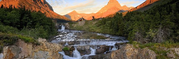 Wodospad Swiftcurrent Falls, Stan Montana, Rzeka, Drzewa, Park Narodowy Glacier, Góry, Skały, Stany Zjednoczone